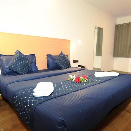 Hotel Noida Grand Sec 58 מראה חיצוני תמונה