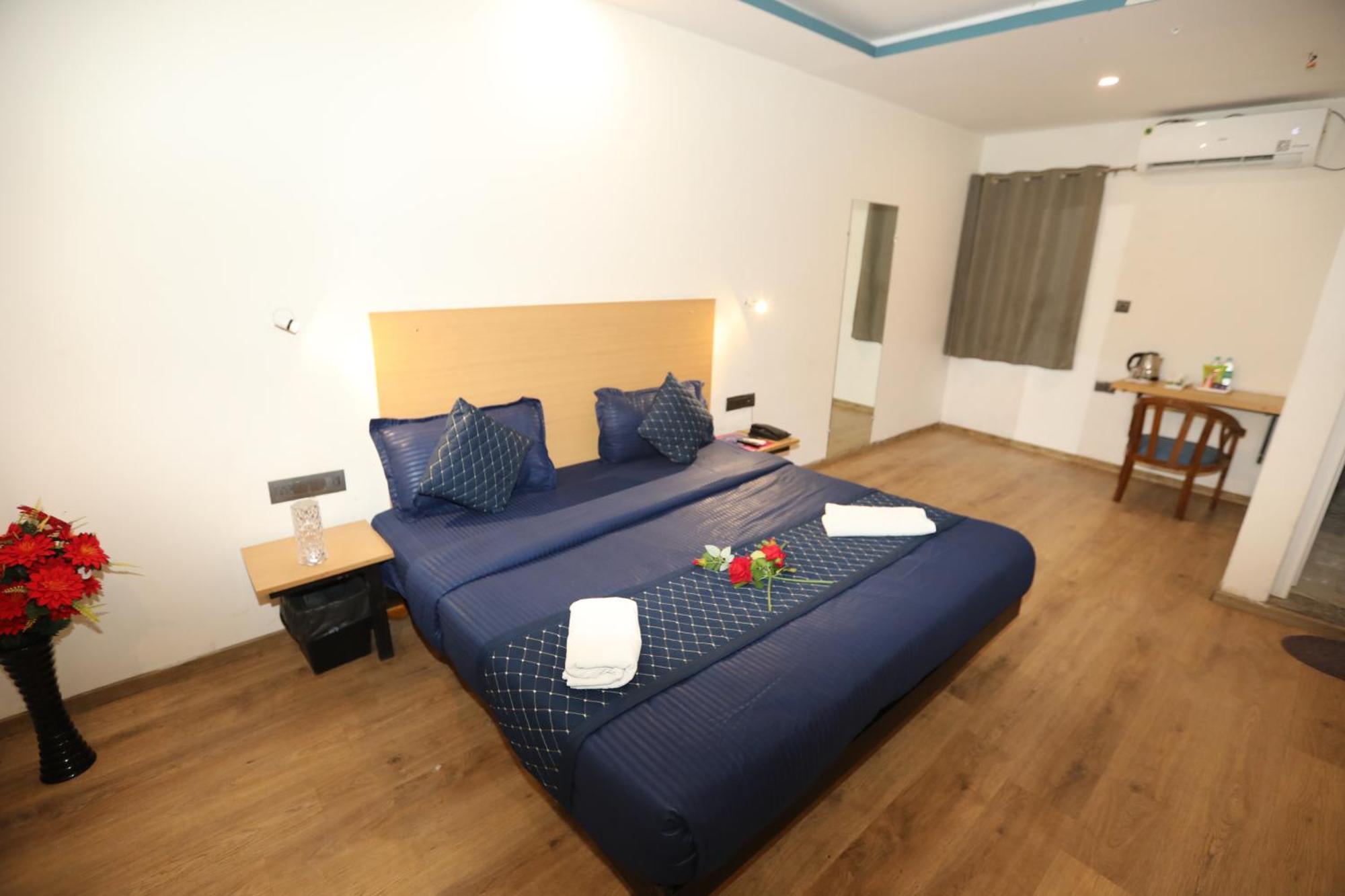 Hotel Noida Grand Sec 58 מראה חיצוני תמונה