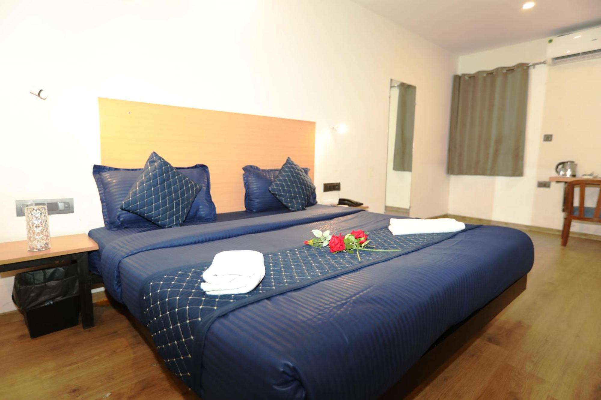 Hotel Noida Grand Sec 58 מראה חיצוני תמונה