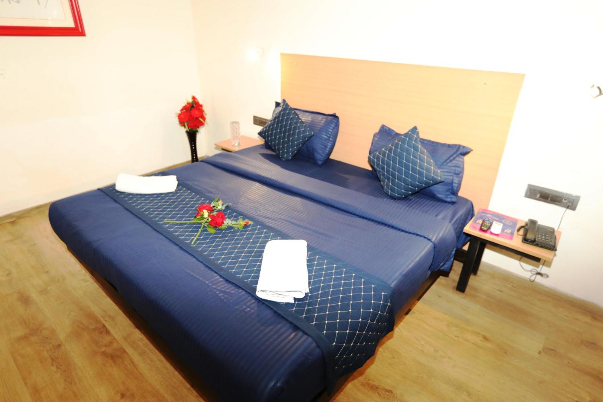 Hotel Noida Grand Sec 58 מראה חיצוני תמונה