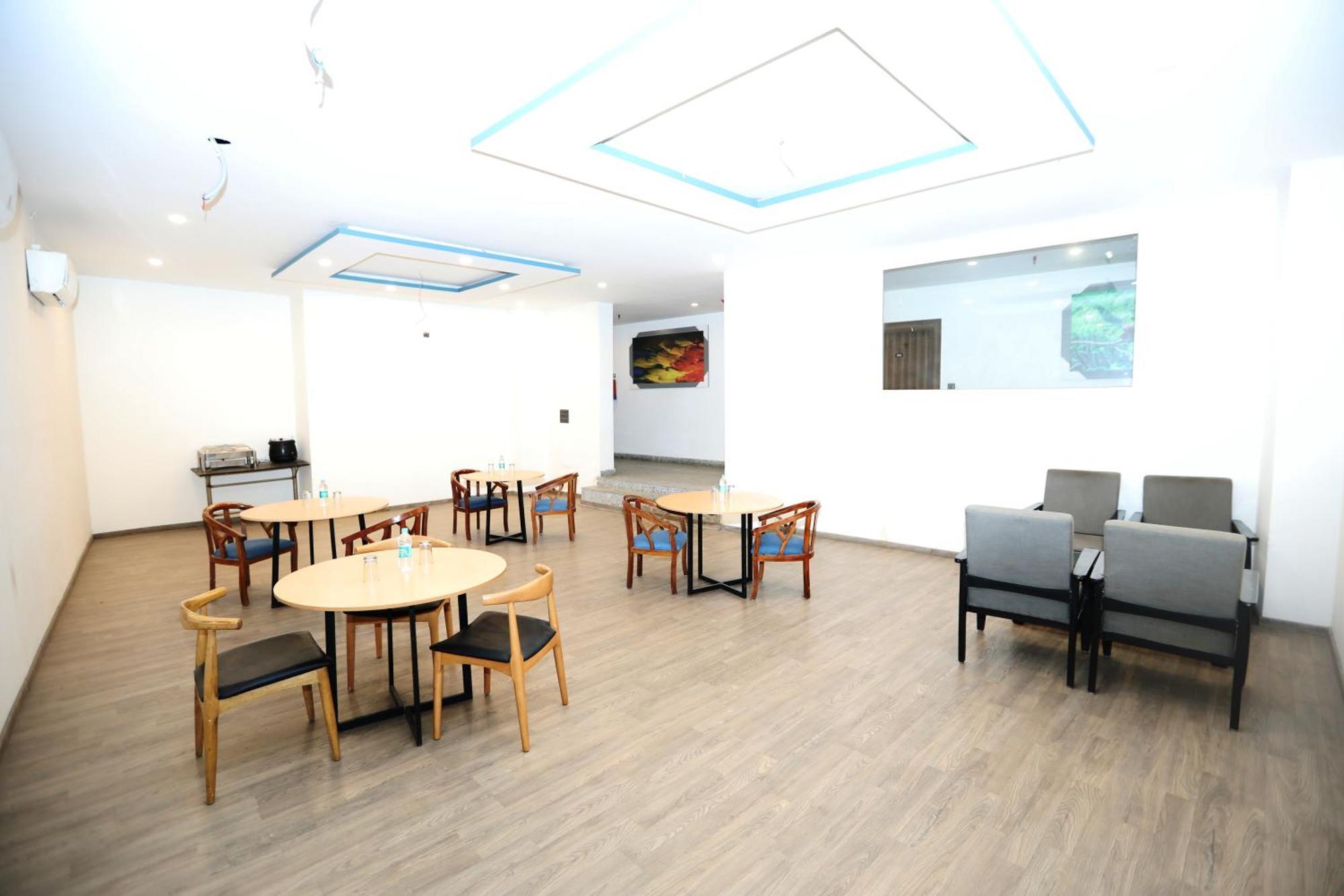 Hotel Noida Grand Sec 58 מראה חיצוני תמונה