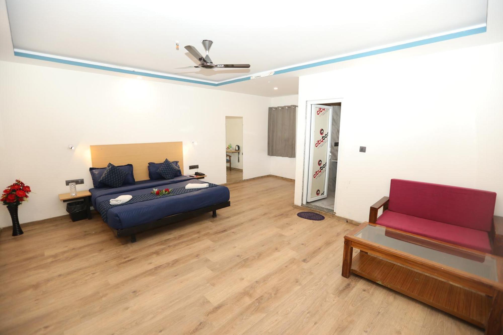 Hotel Noida Grand Sec 58 מראה חיצוני תמונה