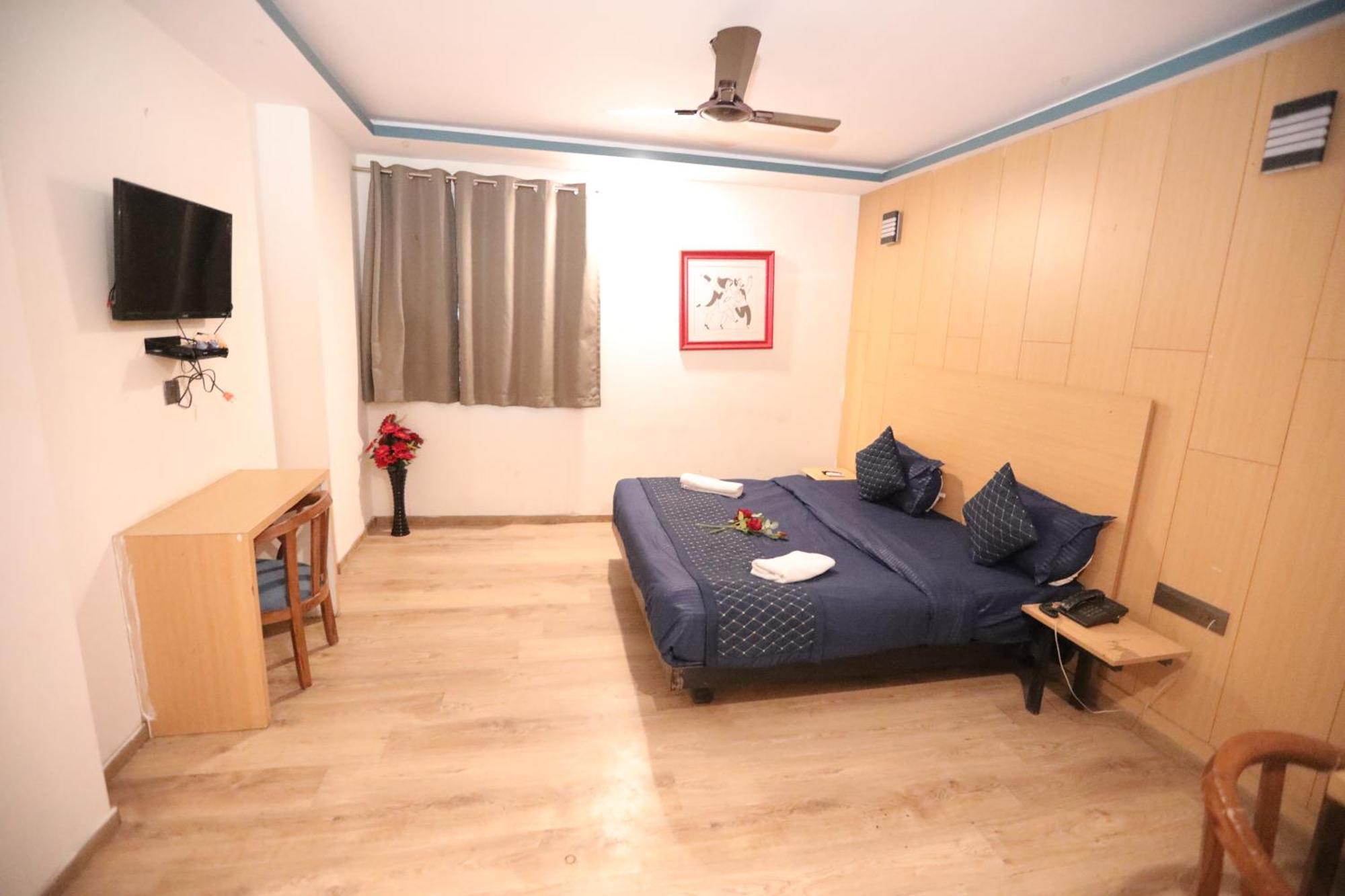 Hotel Noida Grand Sec 58 מראה חיצוני תמונה