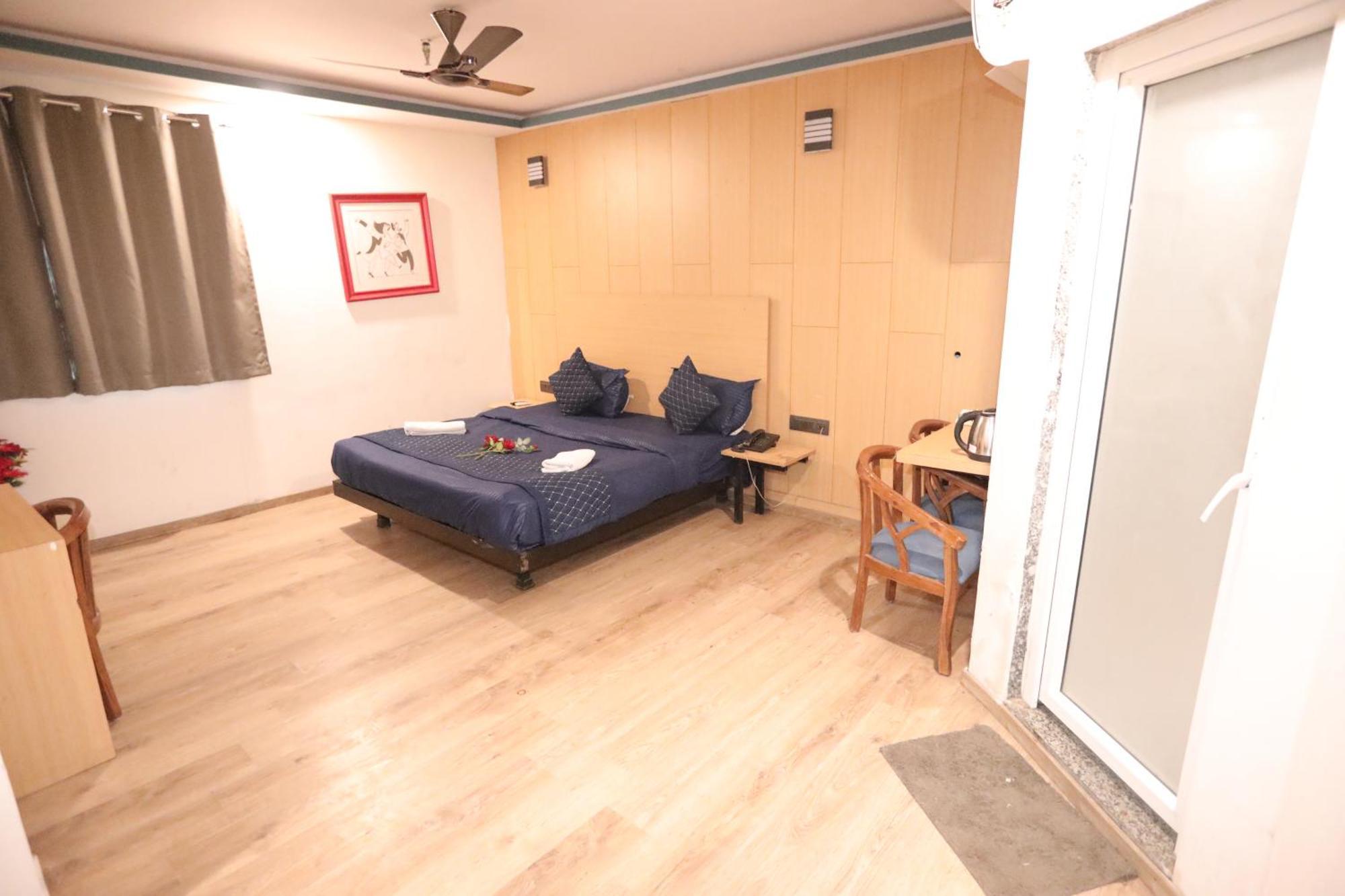 Hotel Noida Grand Sec 58 מראה חיצוני תמונה