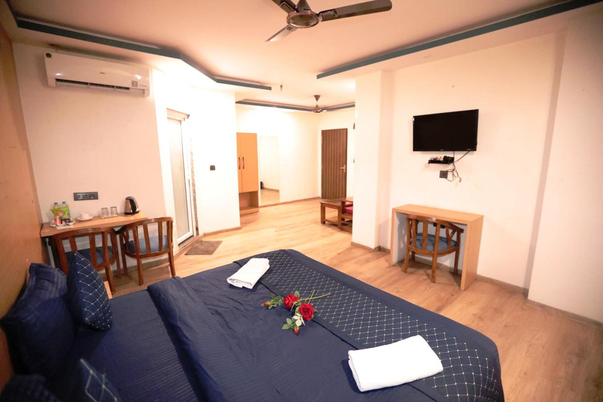 Hotel Noida Grand Sec 58 מראה חיצוני תמונה