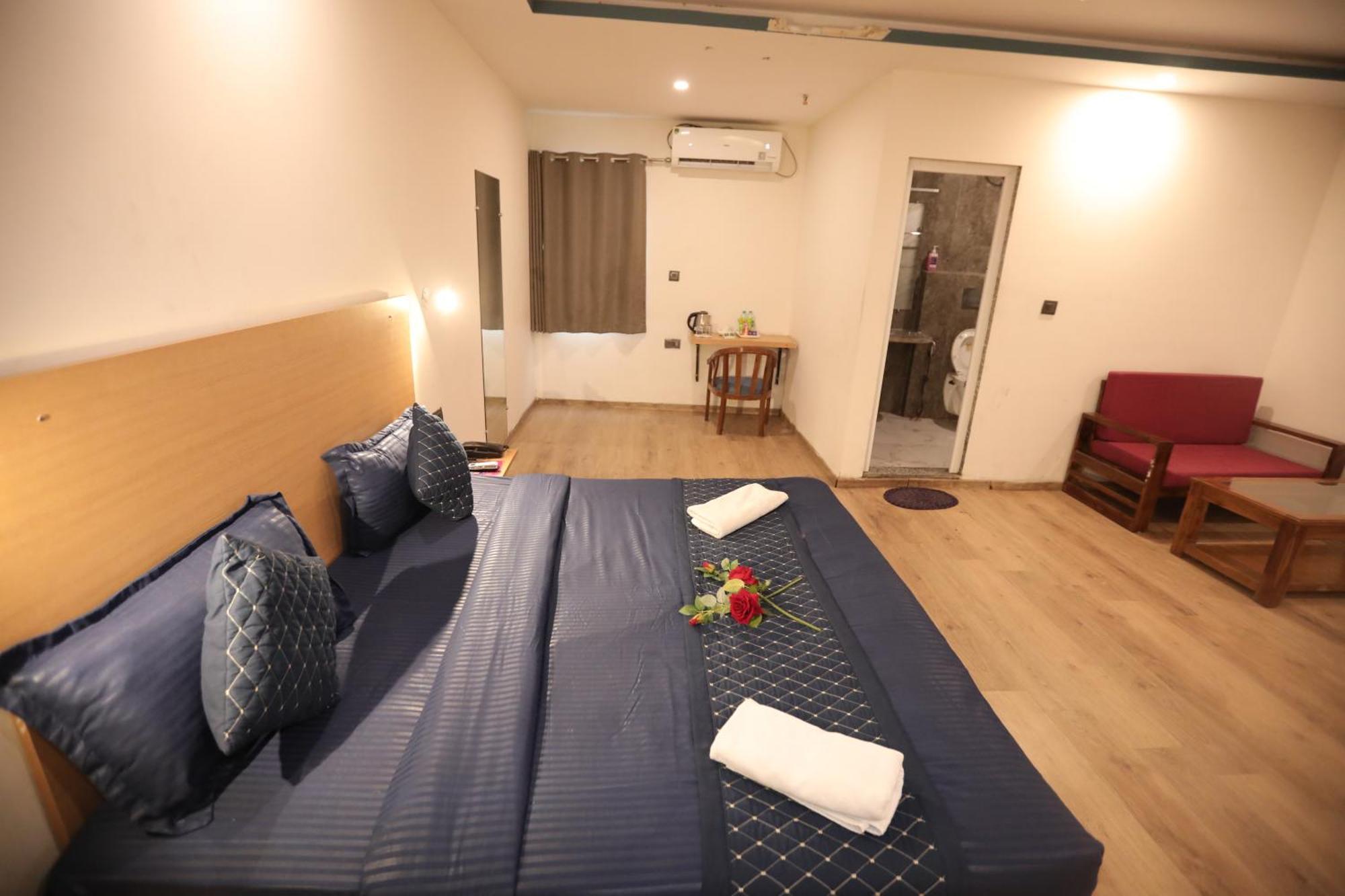 Hotel Noida Grand Sec 58 מראה חיצוני תמונה