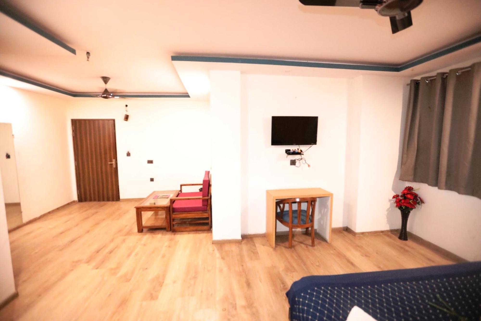 Hotel Noida Grand Sec 58 מראה חיצוני תמונה