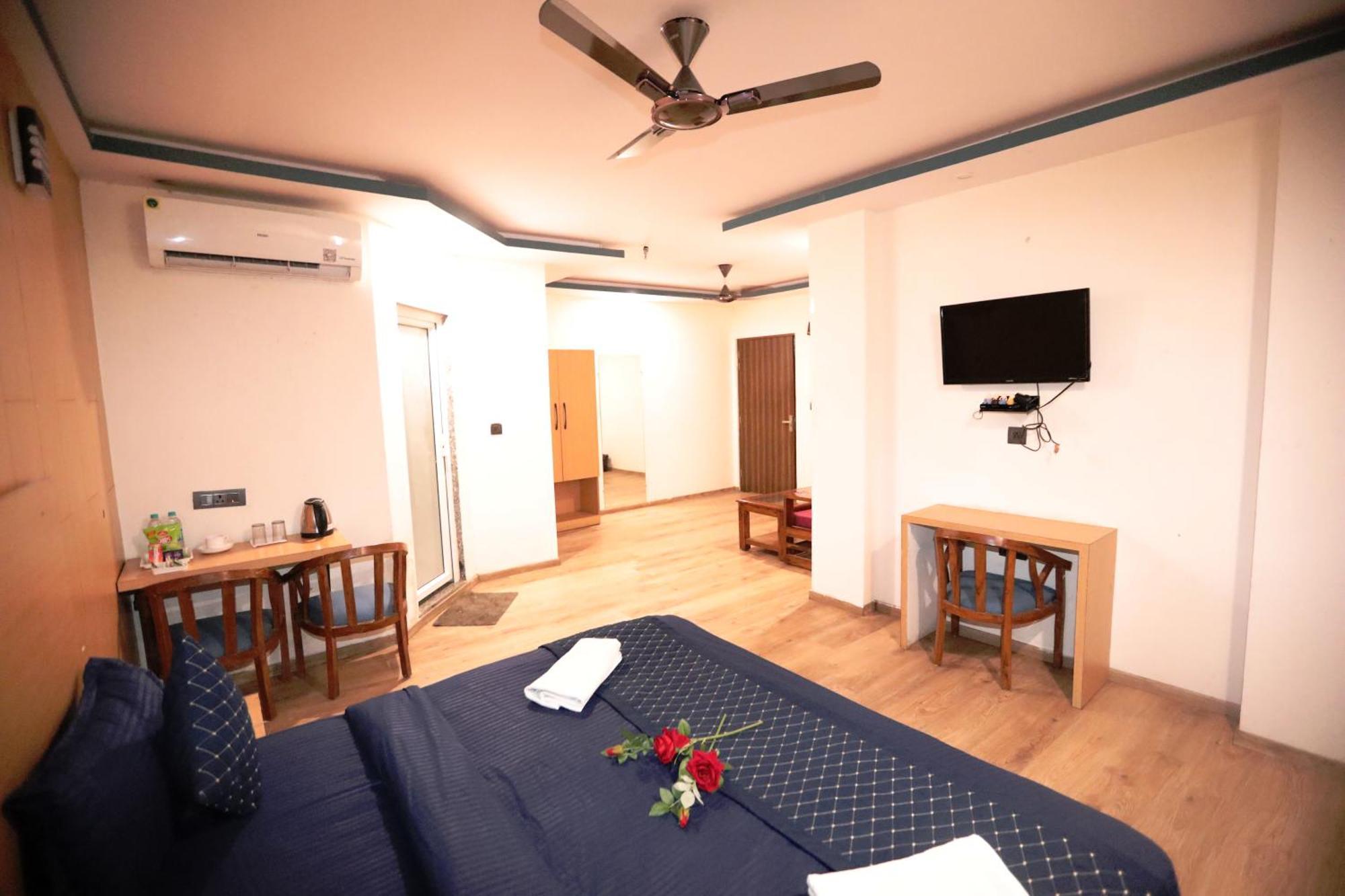 Hotel Noida Grand Sec 58 מראה חיצוני תמונה