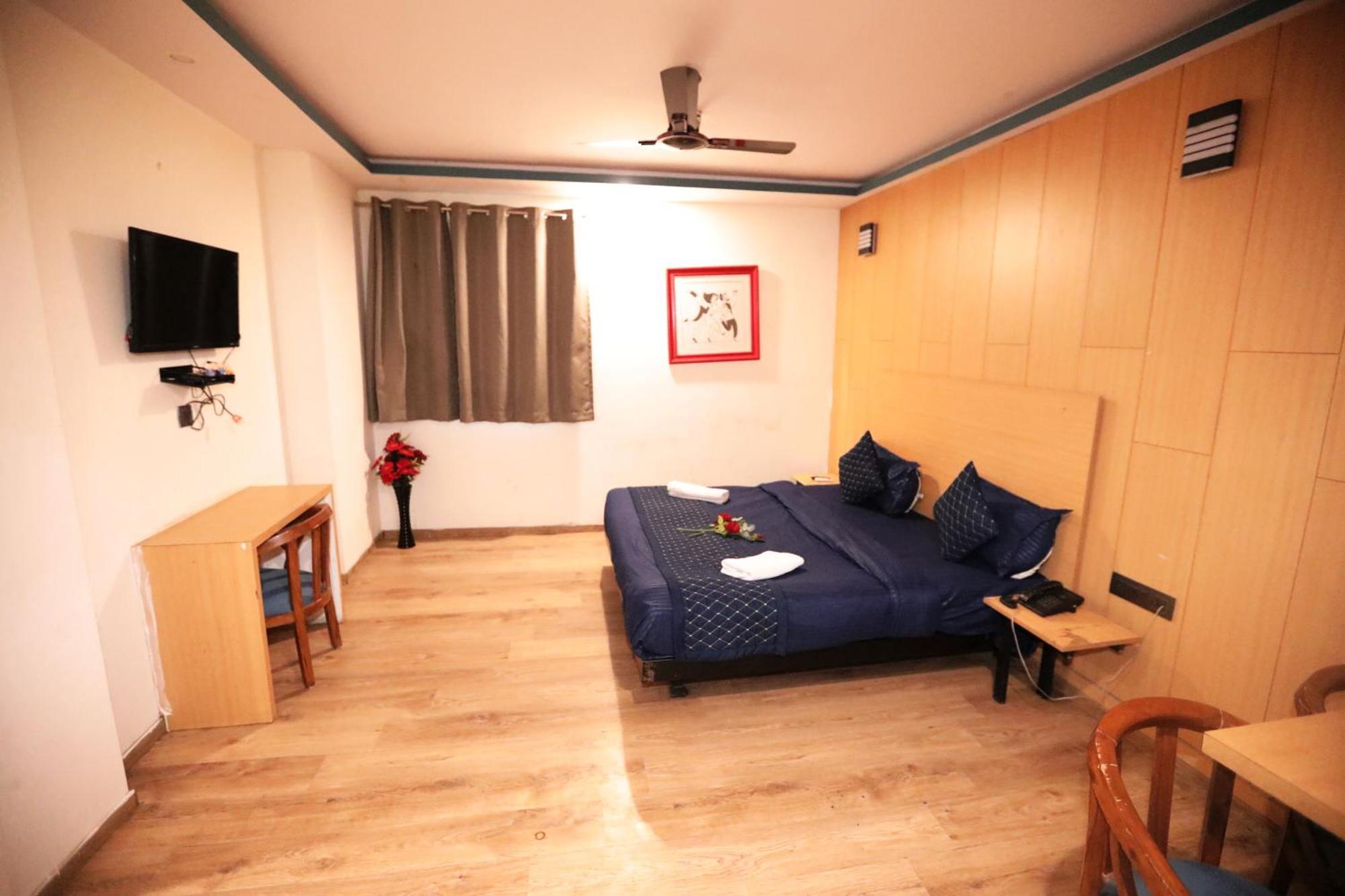 Hotel Noida Grand Sec 58 מראה חיצוני תמונה