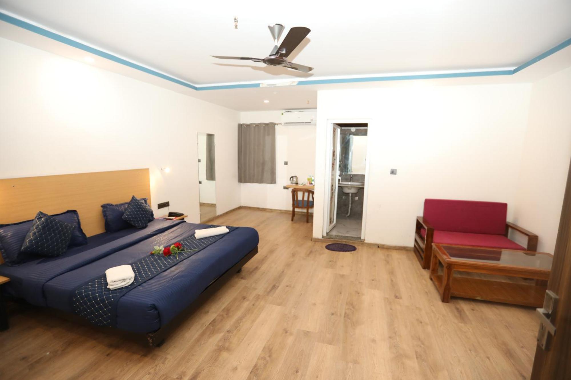 Hotel Noida Grand Sec 58 מראה חיצוני תמונה